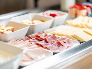 Se ofrece un desayuno bufé todos los días (por un coste adicional)