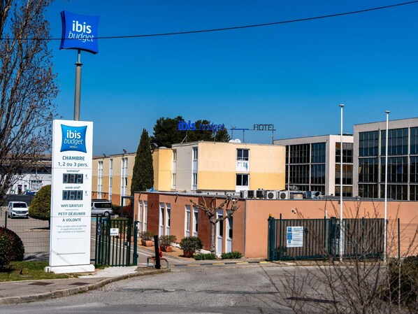 Un hotel con un cartel que indica que pertenece a la cadena ibis budget.