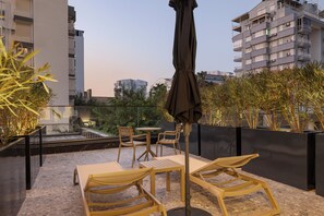 Klassieke kamer, 1 tweepersoonsbed, terras | Italiaanse Frette-lakens, luxe beddengoed, donzen dekbedden