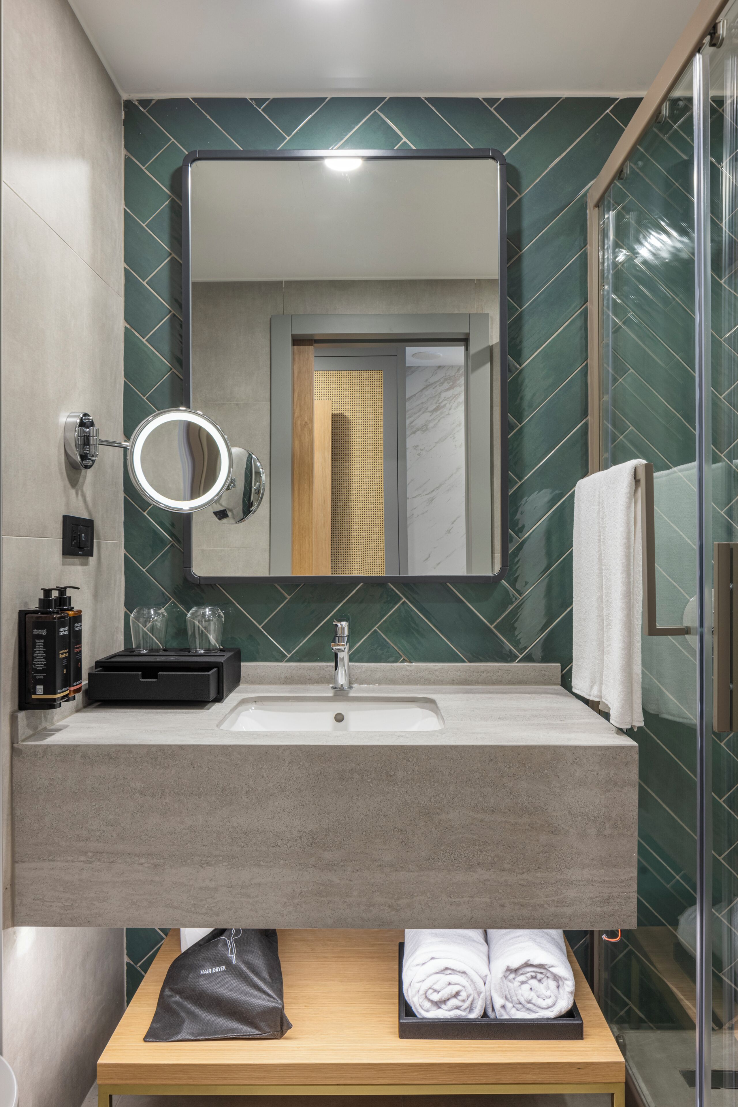 Une salle de bain équipée d’un lavabo, d’un miroir et d’un porte-serviettes.