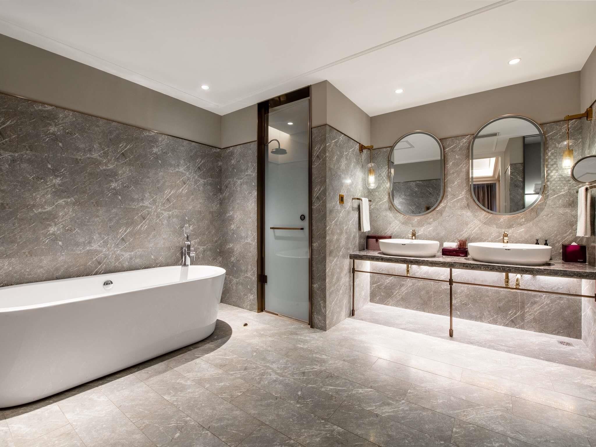 Deluxe Suite, 1 King Bed | Premium bedding, down duvets, free minibar, in-room safe