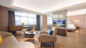 Suite Deluks, 1 Tempat Tidur King | Kedap suara dan Wi-Fi gratis