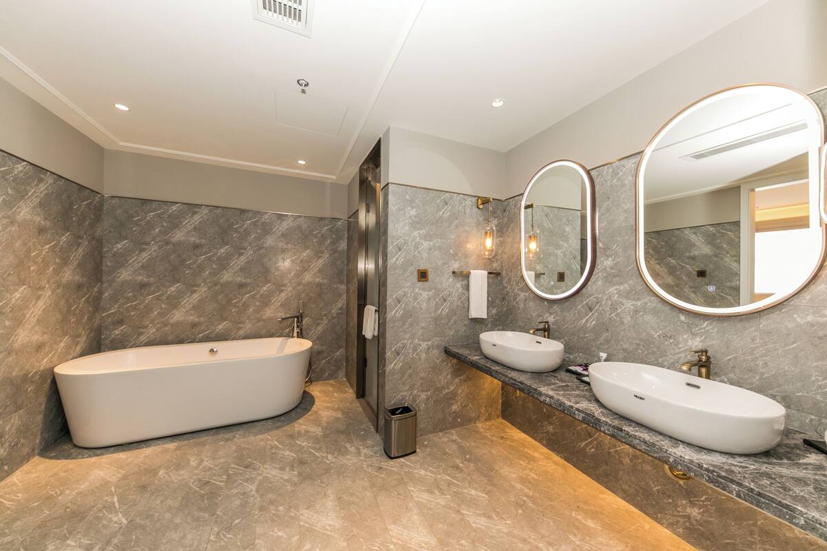 Deluxe-Suite, 1 King-Bett | Badezimmer | Dusche, Regendusche, Haartrockner, Bademäntel