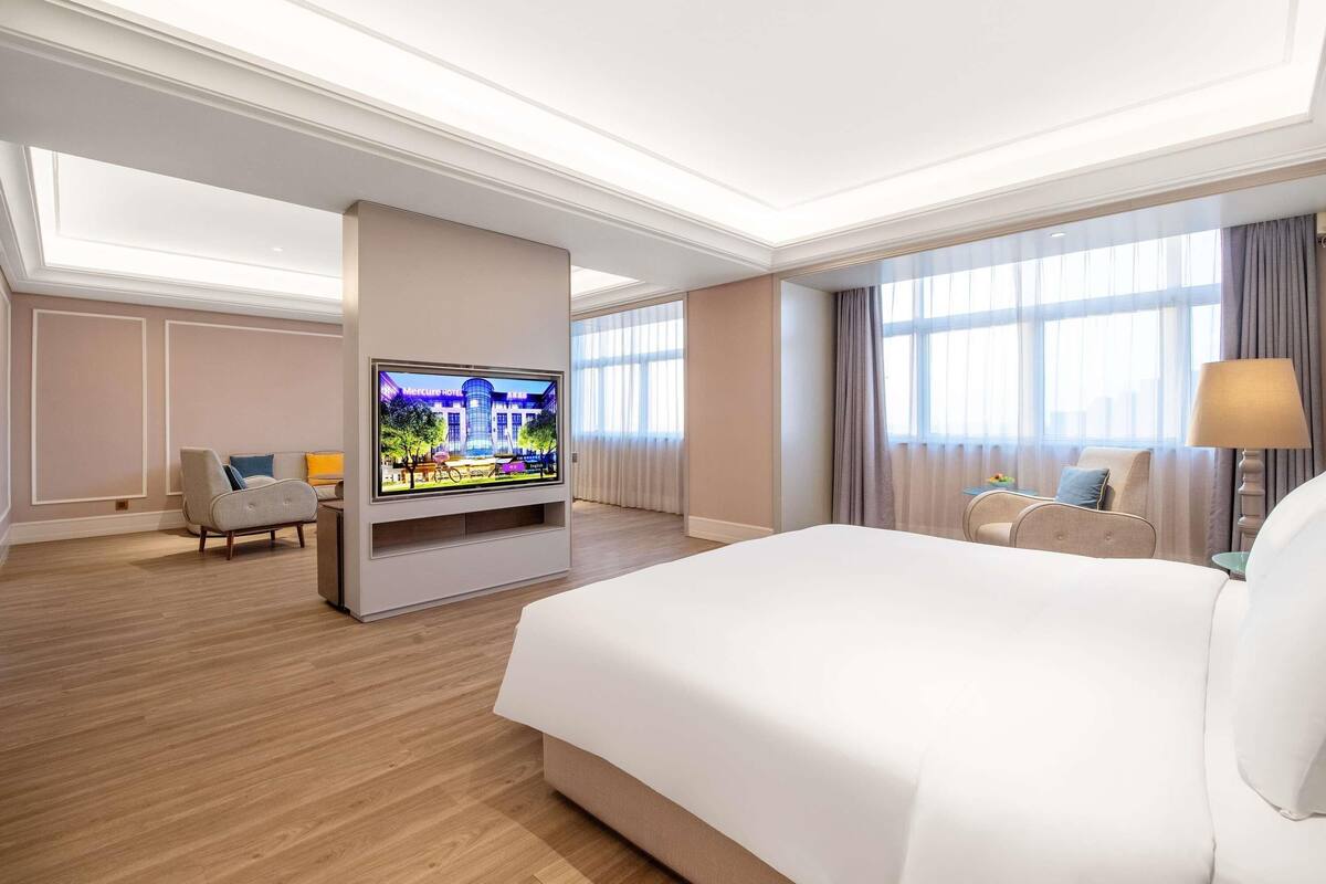 Phòng Suite Deluxe, 1 giường cỡ king | Bộ đồ giường cao cấp, chăn bông, minibar với thức uống miễn phí 