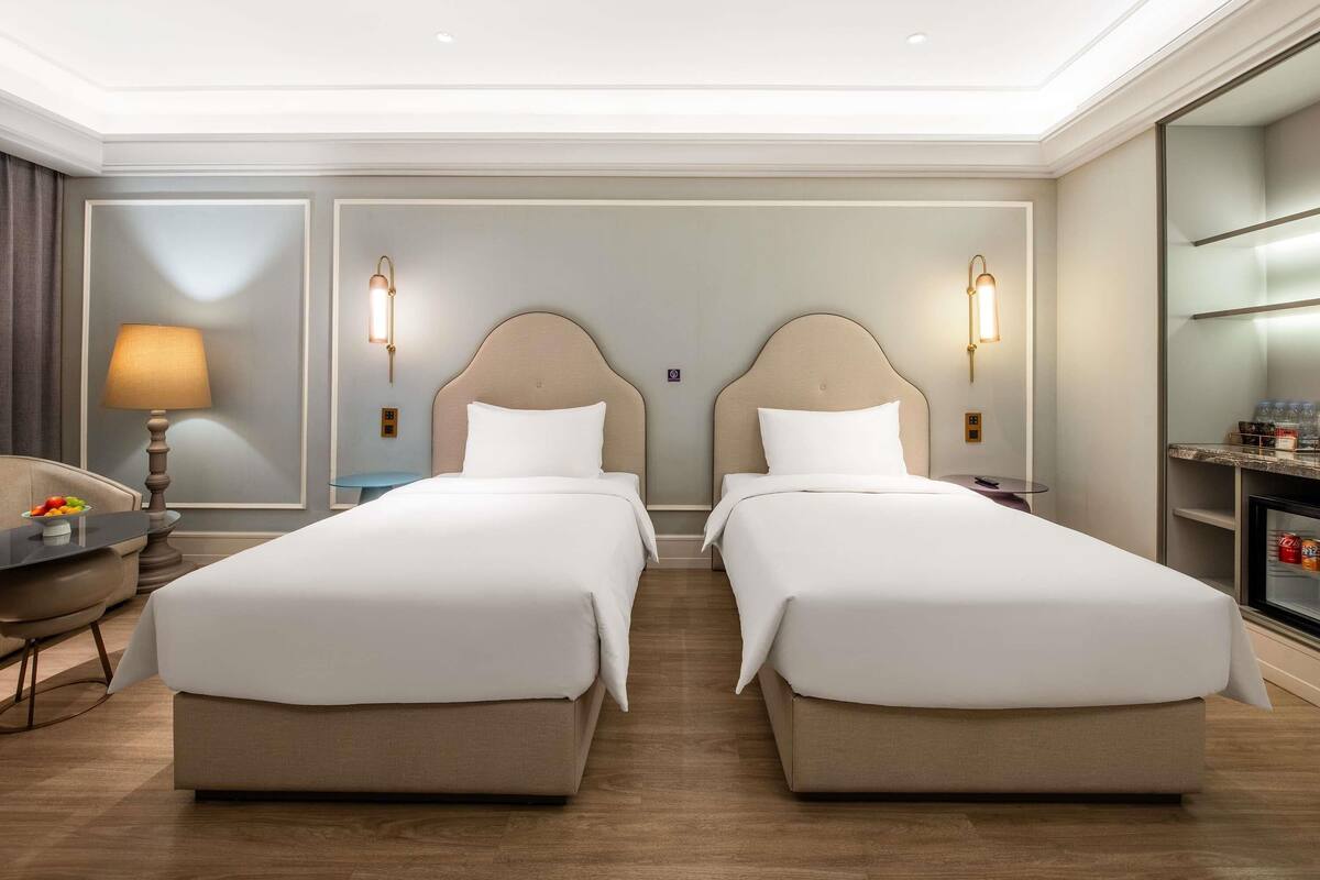 Phòng Deluxe, 2 giường đơn | Bộ đồ giường cao cấp, chăn bông, minibar với thức uống miễn phí 