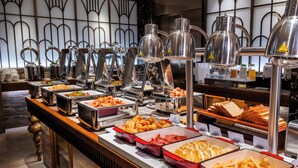 Een buffet met diverse gerechten en een koffiehoek.