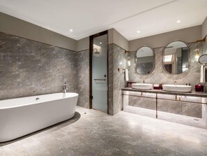 Deluxe Suite, 1 King Bed | Premium bedding, down duvets, free minibar, in-room safe - Mercure Jinan Pingyin (Jinan)