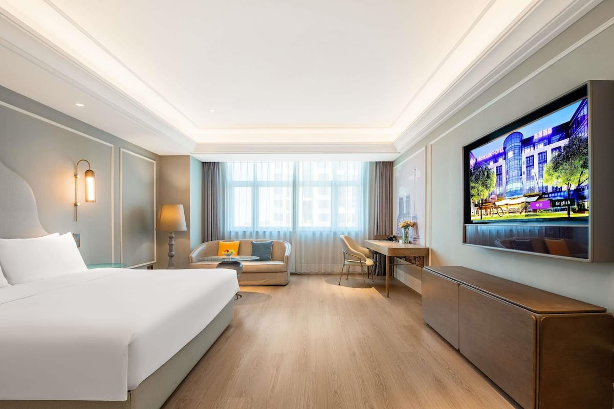 Deluxe Room, 1 King Bed | Premium bedding, down comforters, free minibar, in-room safe