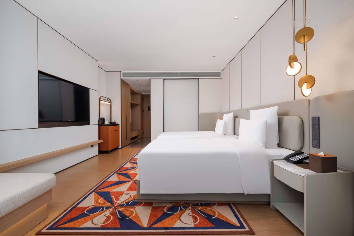 Caja de seguridad en la habitación y escritorio