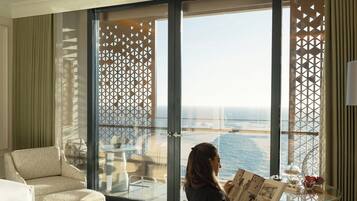 Kamar Grand, balkon | Seprai premium, bantalan ekstra lembut, minibar, dan meja kerja