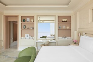 Sengetøy av topp kvalitet, senger med overmadrass, minibar og skrivebord
