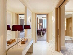 Ropa de cama de alta calidad, colchones con pillow-top y minibar 