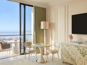 小型套房, 1 张特大床, 阳台, 海景 (1 Bedroom) | 起居区