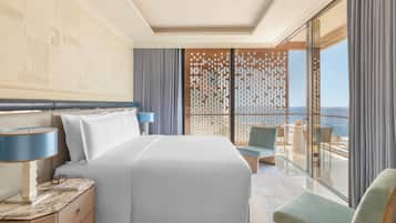 Seprai premium, bantalan ekstra lembut, minibar, dan meja kerja