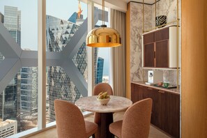 One Bedroom Signature Suite | Oppholdsområde | Smart-TV og premierefilmer