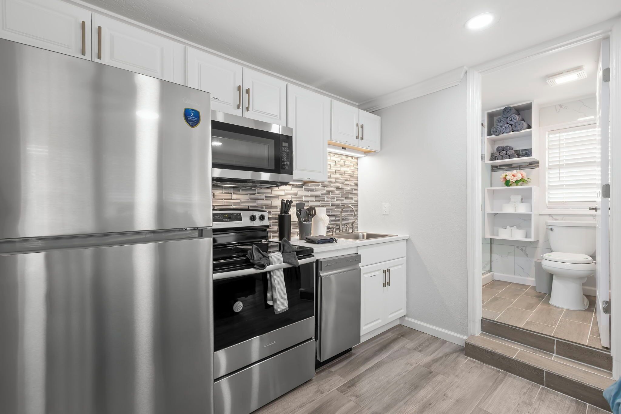 Een koelkast, een magnetron, een oven, een kookplaat