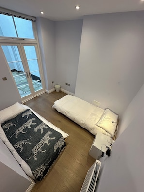 2 habitaciones, tabla de planchar con plancha, wifi y ropa de cama