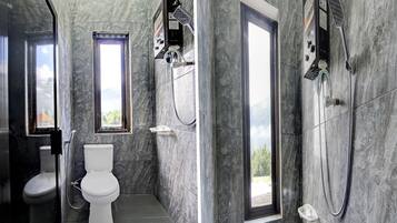 Standard Double Room | Bathroom | Shower, towels