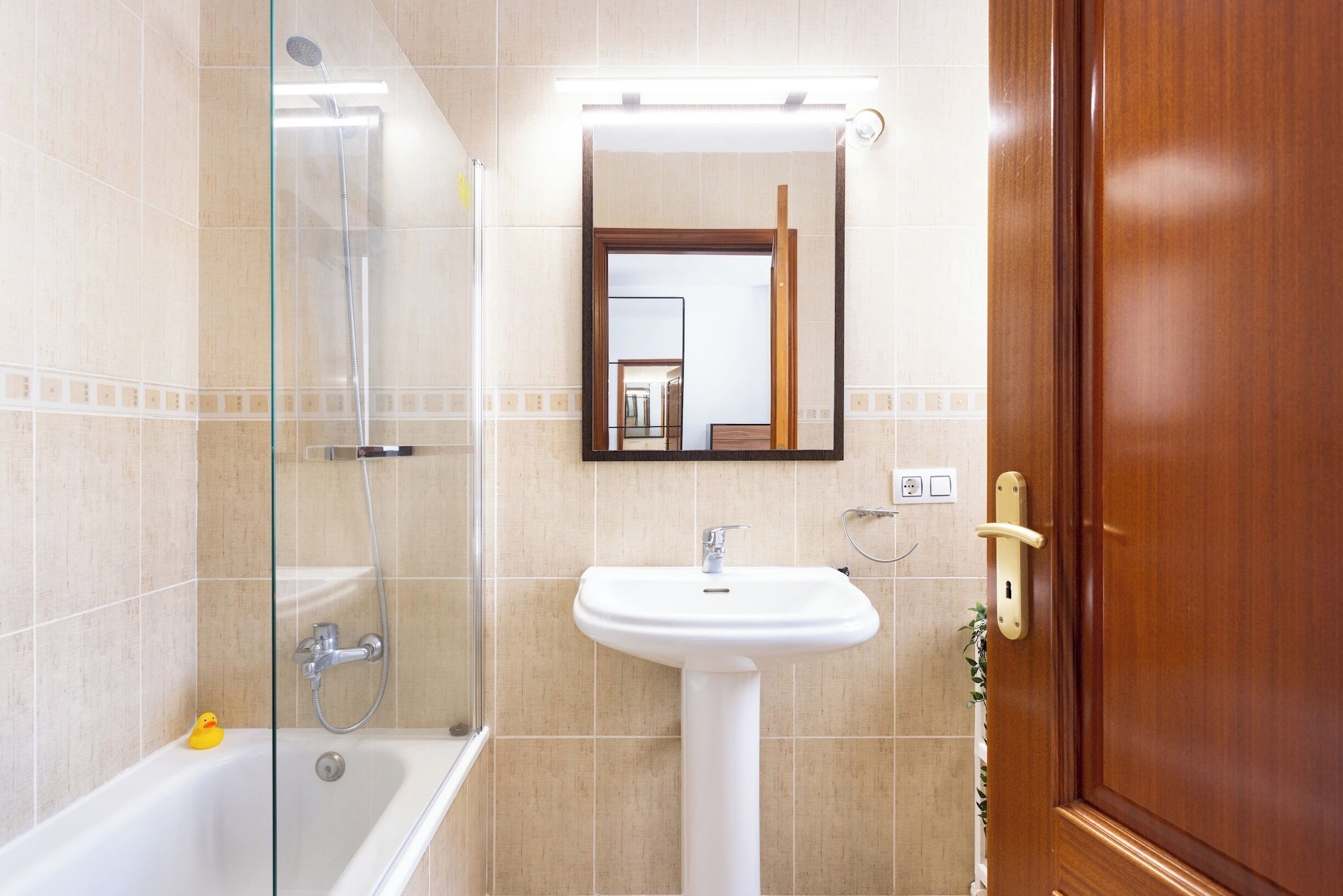 Un baño con bañera, ducha y lavamanos.