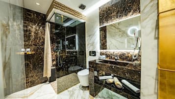 Comfort-Doppelzimmer, Balkon, Blick auf den Innenhof | Badezimmer | Dusche, Haartrockner, Hausschuhe, Handtücher