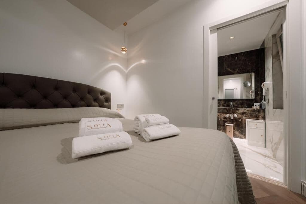 Comfort-Doppelzimmer, Balkon, Blick auf den Innenhof | Zimmersafe, Verdunkelungsvorhänge, schallisolierte Zimmer