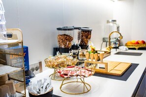 Tägliches inbegriffenes kontinentales Frühstück