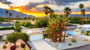 A residential area with houses, palm trees, and a mountain range in the background. - 30% Off September Perfect 4 Families Pool, Jacuzzi (Palm Springs)