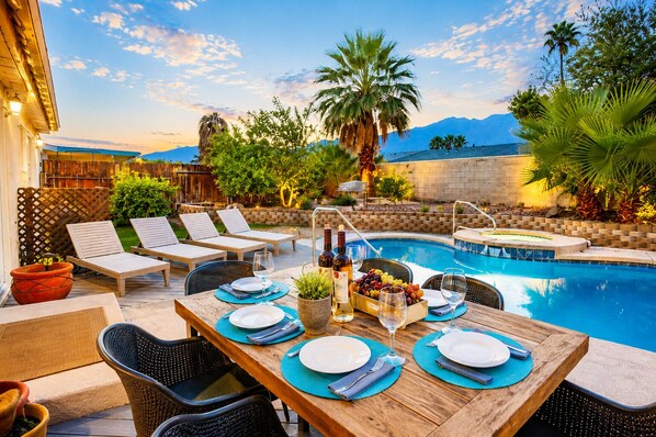 Outdoor dining - 25% Off Aug! Perfect For Families -Pool, Jacuzzi* (Palm Springs)