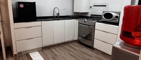 Microondas, horno, placa de cocina