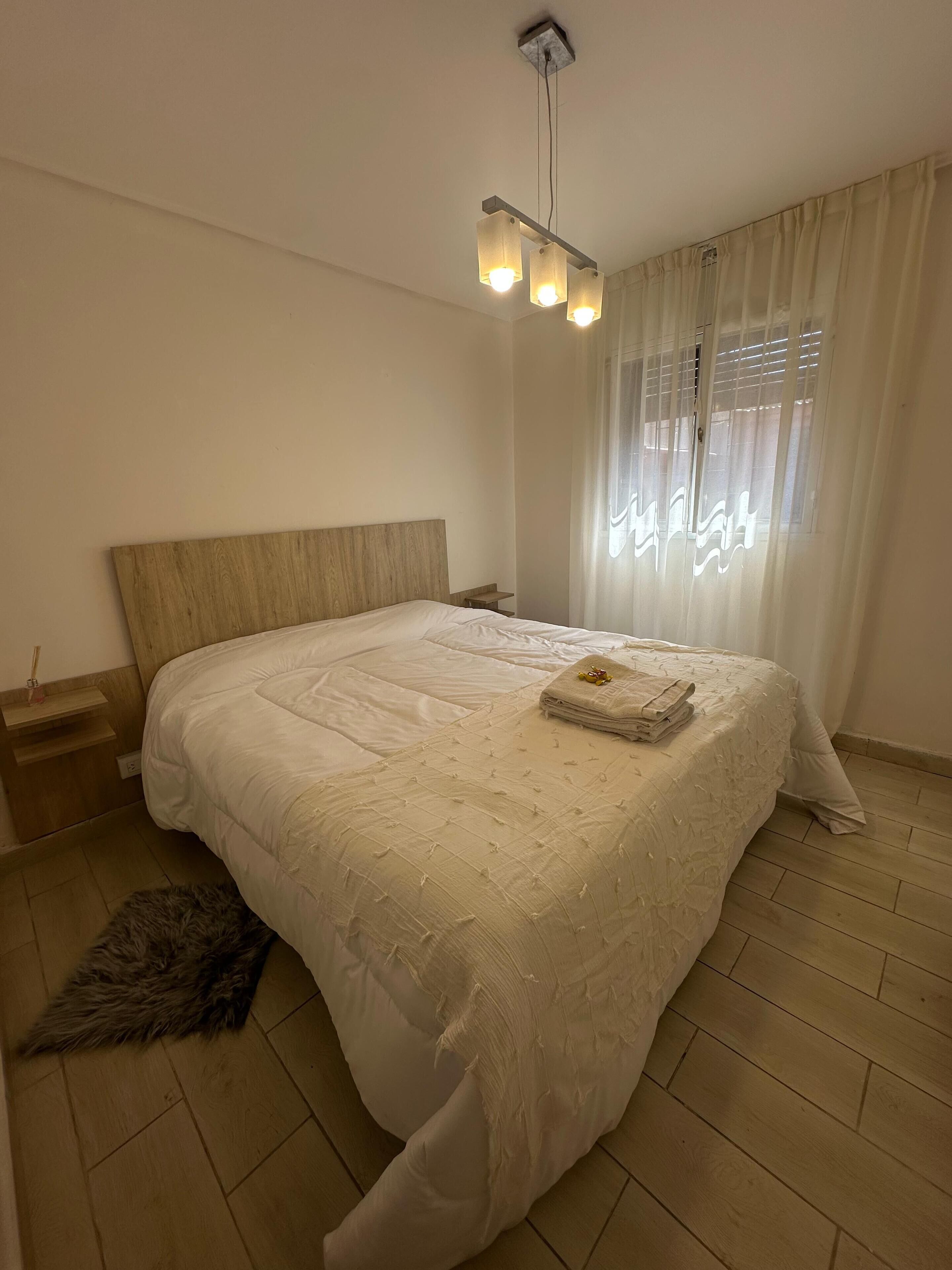 2 habitaciones, tabla de planchar con plancha, wifi y ropa de cama 