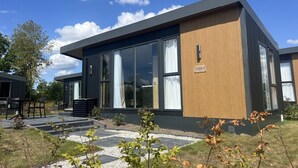 En moderne bygning med store vinduer og et skilt, der viser "S POD 4".
