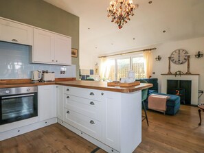 Dishwasher, cookware/dishes/utensils - Little Nest (Alton)