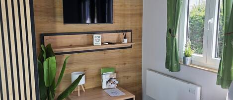 TV, fireplace, ping pong