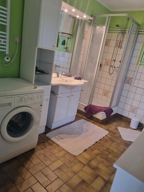 Ducha, secador de pelo, toallas