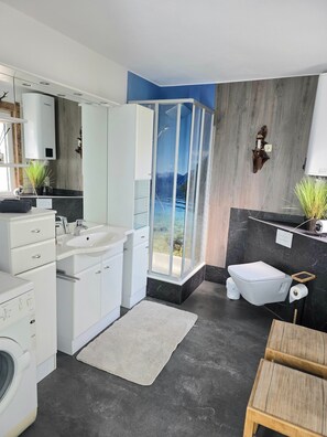 Shower, hair dryer, towels - Guesthouse 'Ritschel Alm' with Mountain View, Shared Pool and Wi-Fi (Probstzella)