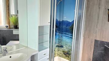 Dusche, Haartrockner, Handtücher