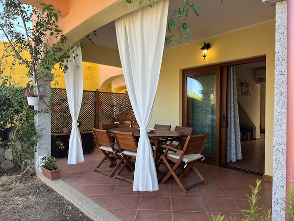 Outdoor dining