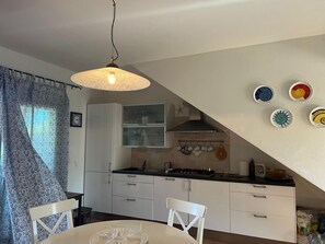 Fridge, oven, stovetop, coffee/tea maker