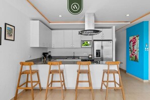 Réfrigérateur, four à micro-ondes, un four, surface de cuisson