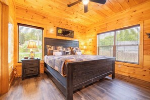 4 bedrooms, desk, iron/ironing board, free WiFi