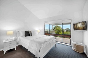 3 bedrooms, desk, iron/ironing board, WiFi