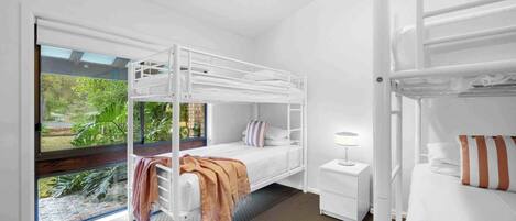 3 bedrooms, desk, iron/ironing board, WiFi