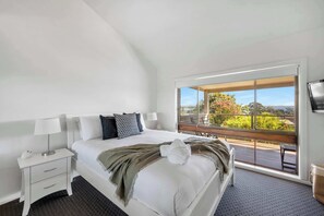 3 bedrooms, desk, iron/ironing board, WiFi