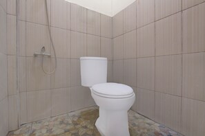 Phòng 2 giường đơn Tiêu chuẩn | Phòng tắm | Buồng tắm vòi sen, khăn tắm 