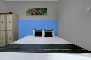 Standard Double Room | Bed sheets - Hotel O Guesthouse Syariah (Klego)