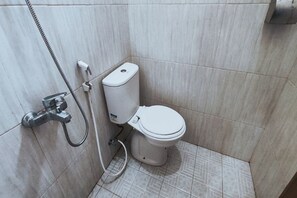 Standard Twin Room | Bathroom | Shower, towels