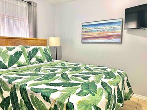 6 bedrooms, desk, iron/ironing board, travel cot