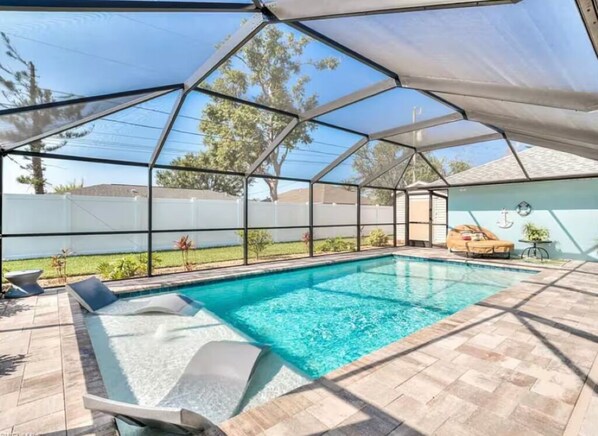 Una piscina al aire libre, una piscina climatizada