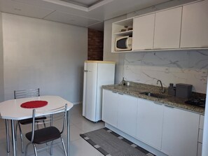 Apartemen Bulan Madu, pemandangan kebun | Dapur pribadi | Lemari es, microwave, oven, dan peralatan masak/sendok-piring