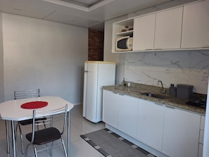 Apartemen Bulan Madu, pemandangan kebun | Dapur pribadi | Lemari es, microwave, oven, dan peralatan masak/sendok-piring